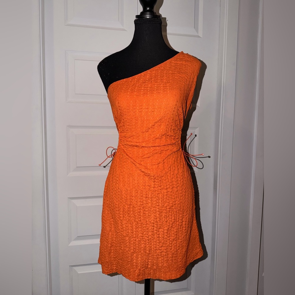 PrettyLittleThing Vibrant Orange One-Shoulder Dress
